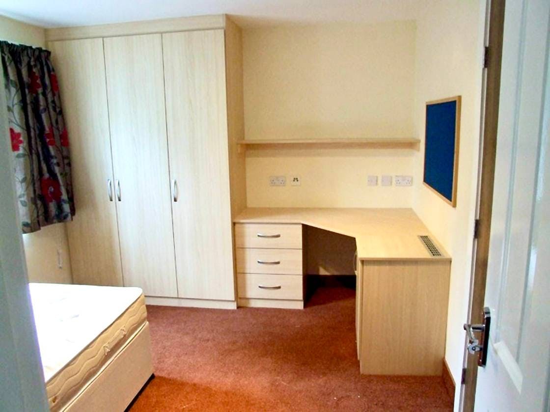 6 Bed Three Floor Flat - Classic Room